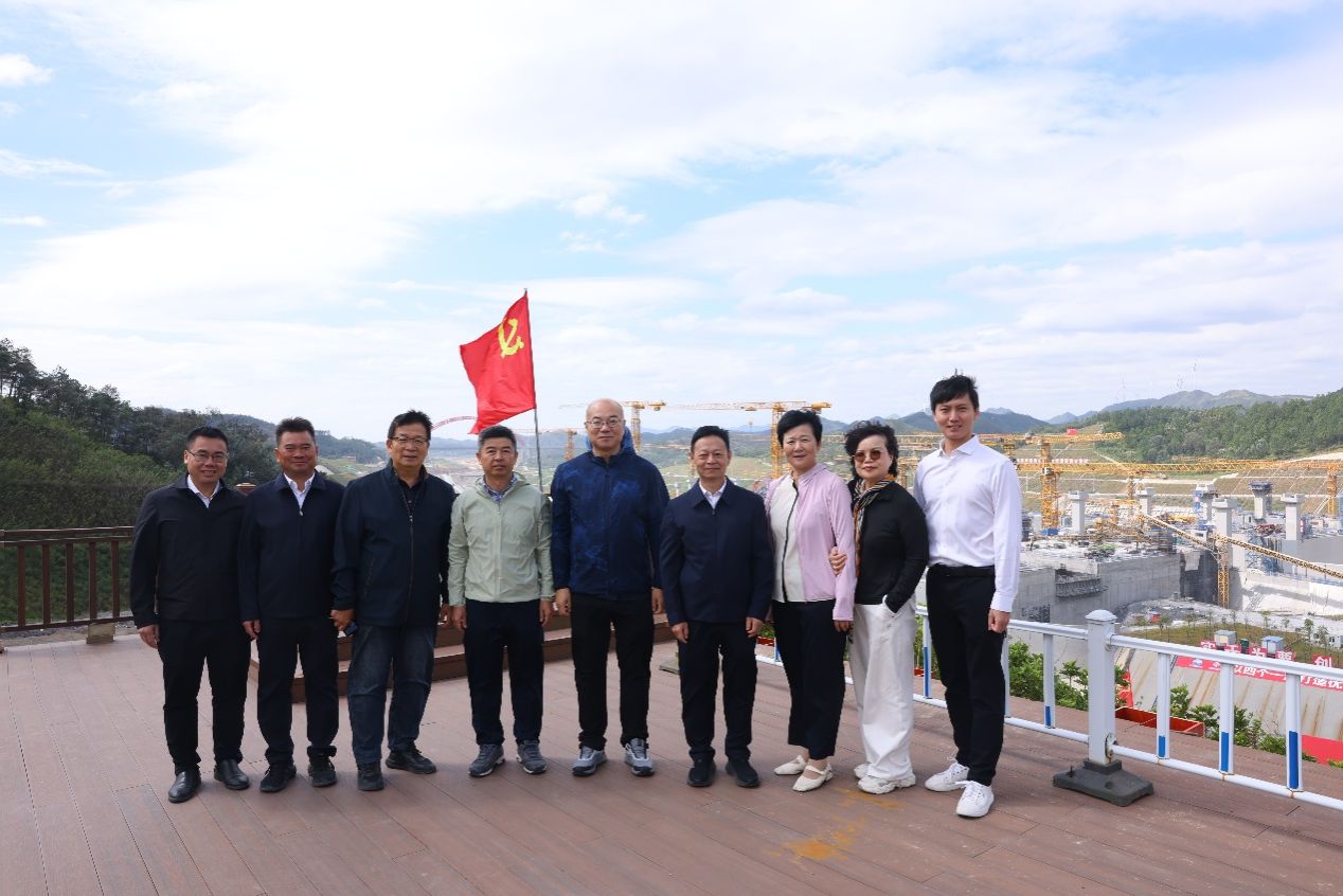 一群人站在一起AI 生成的内容可能不正确。