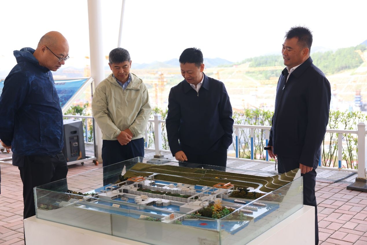 一群男人和女人站在桌子边AI 生成的内容可能不正确。